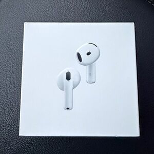 Apple White Wireless Earbuds Charging Case AirPods 4 noise cancellation